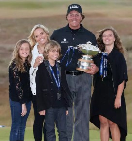 Amanda Brynn Mickelson with her parents and siblings